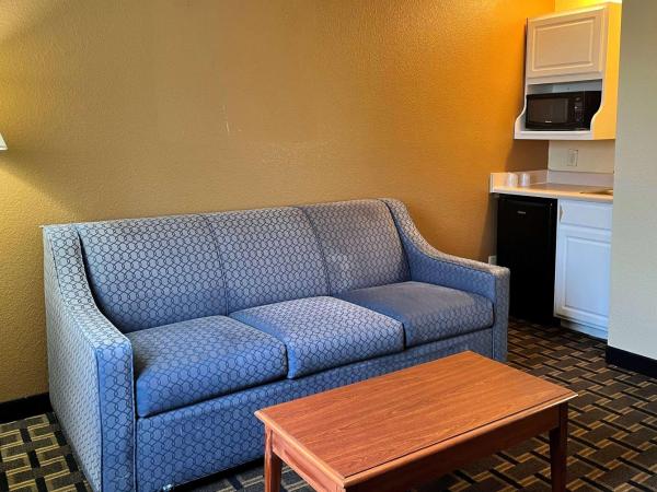 Super 8 by Wyndham Indianapolis/NE/Castleton Area : photo 1 de la chambre suite lit king-size avec jacuzzi - non-fumeurs