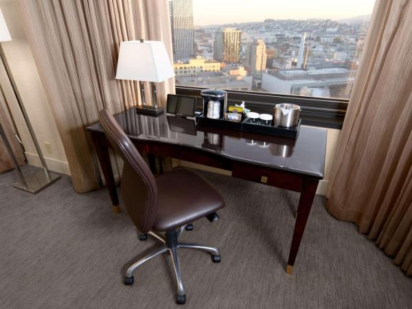 Hilton Parc 55 San Francisco Union Square : photo 2 de la chambre suite junior de luxe lit king-size avec vue