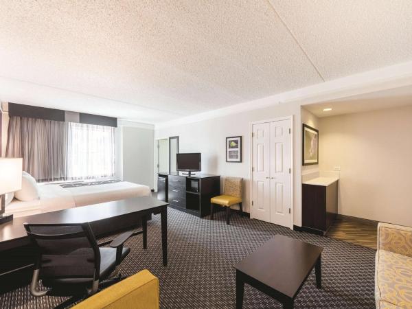 La Quinta Inn & Suites by Wyndham San Antonio Downtown : photo 4 de la chambre chambre lit king-size avec baignoire - accessible aux personnes à mobilité réduite/malentendantes - non-fumeurs