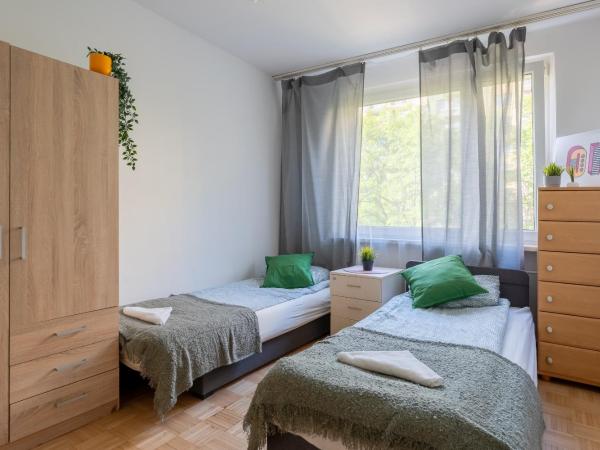 Hostello Airport Budziszyńska - przytulne pokoje blisko lotniska : photo 2 de la chambre chambre triple