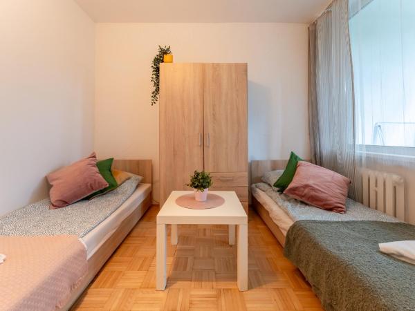 Hostello Airport Budziszyńska - przytulne pokoje blisko lotniska : photo 3 de la chambre chambre double avec terrasse