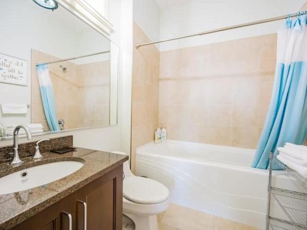 Lakeview 2-bed 2-bath Entire Suite near Summerhill Winery : photo 4 de la chambre chambre lit king-size - vue sur lac