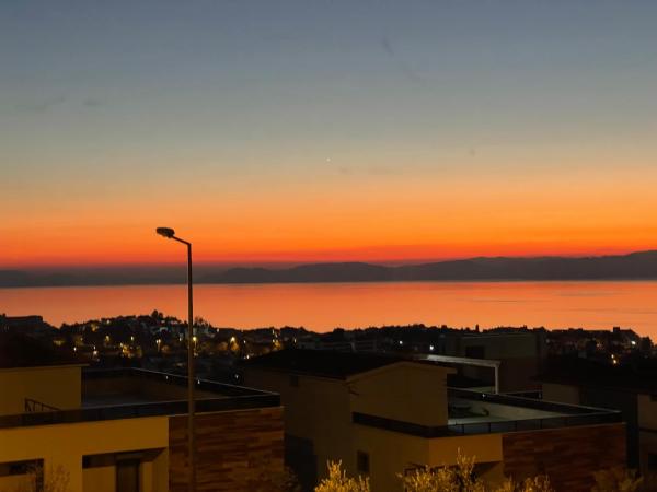 Personal Terrace Floor - Villa in Kuşadası : photo 5 de la chambre suite lit king-size - vue sur mer