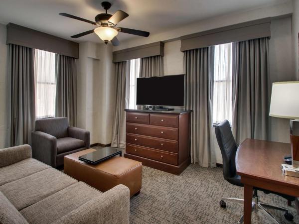 Drury Plaza Hotel San Antonio Riverwalk : photo 1 de la chambre suite lit king-size supérieure avec canapé-lit
