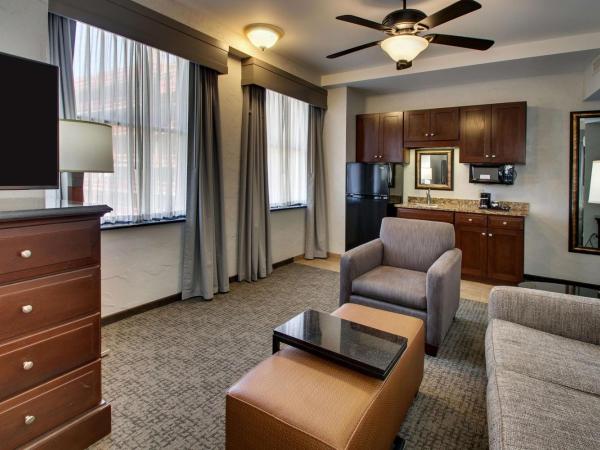 Drury Plaza Hotel San Antonio Riverwalk : photo 5 de la chambre suite lit king-size supérieure avec canapé-lit