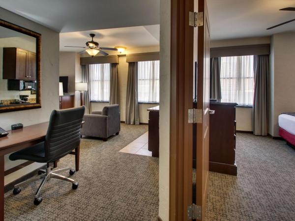 Drury Plaza Hotel San Antonio Riverwalk : photo 6 de la chambre suite lit king-size supérieure avec canapé-lit