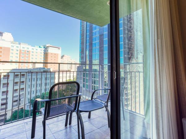 Drury Plaza Hotel San Antonio Riverwalk : photo 5 de la chambre suite lit king-size avec baignoire spa et terrasse