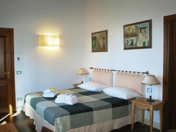 Armonie di Villa Incontri B&B : photo 10 de la chambre chambre double ou lits jumeaux - vue sur jardin