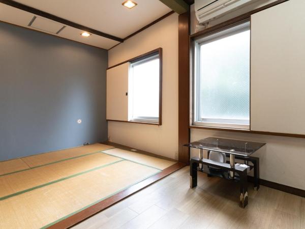 Tokyo Guest House Ouji Music Lounge : photo 6 de la chambre chambre lits jumeaux avec salle de bains privative