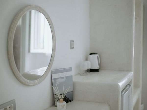 Hotel Thirasia : photo 3 de la chambre chambre double ou lits jumeaux avec fenêtre