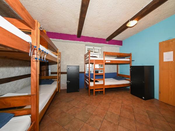 The Lazy Monkey Hostel & Apartments : photo 2 de la chambre lit dans dortoir mixte de 8 lits