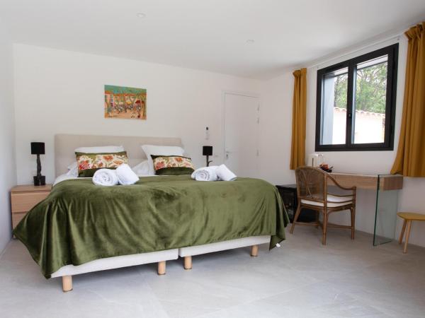 Hotel Le Verger Maelvi : photo 10 de la chambre chambre lit queen-size avec balcon