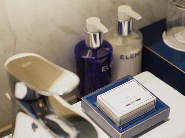 voco Wuhan Xinhua, an IHG Hotel : photo 2 de la chambre chambre lit king-size standard avec accès au salon