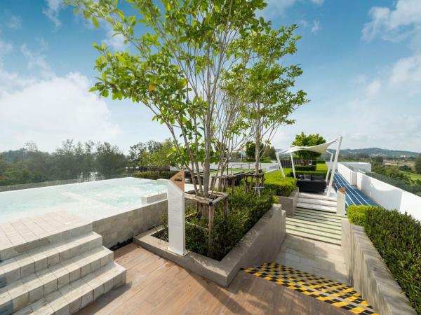 Laguna BangTao Beach Skypark Apartment : photo 1 de la chambre studio avec vue sur jardin