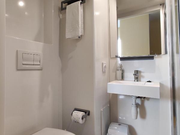 Auberge Le LEO de FOIX : photo 2 de la chambre chambre double avec salle de bains privative