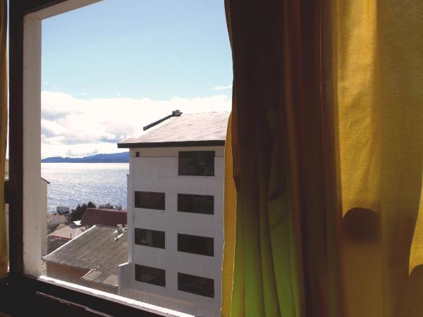 Moving Hostel Travel Bar : photo 2 de la chambre chambre lits jumeaux avec salle de bains commune