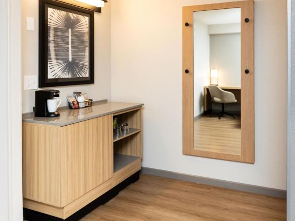 Hyatt Place Charlotte Arrowood : photo 2 de la chambre chambre avec 2 lits doubles et canapé-lit