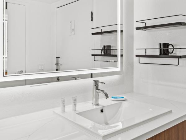 Uptown Inn - Limited Service Apart-Hotel : photo 4 de la chambre studio avec lit queen-size