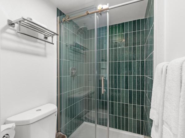 Uptown Inn - Limited Service Apart-Hotel : photo 3 de la chambre studio apartment with queen bed- freeway facing