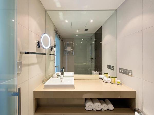 Hilton Garden Inn Darwin : photo 7 de la chambre chambre lit king-size de luxe - vue sur port