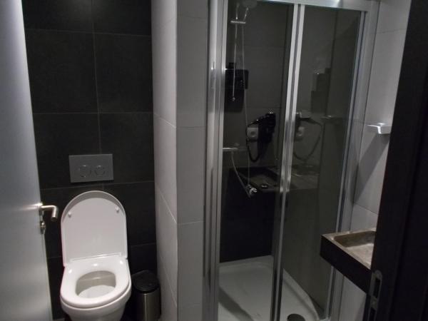 Brxxl 5 City Centre Hostel : photo 2 de la chambre chambre à 4 lits avec salle de bains privative