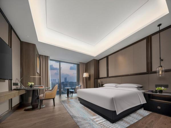 Crowne Plaza Hangzhou Linping, an IHG Hotel : photo 3 de la chambre standard king room with bathtub and city view