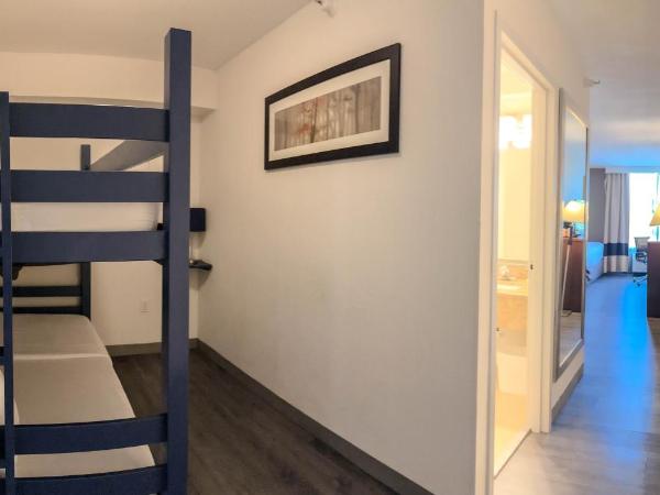 Comfort Inn & Suites Kissimmee by the Parks : photo 10 de la chambre chambre familiale avec 2 lits queen-size et lits superposés