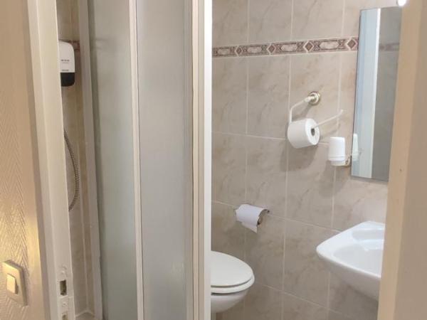 Chambre B&B à Font Margout - Calme - 4km de Sarlat - Petit-déjeuner : photo 3 de la chambre chambre double - vue sur jardin