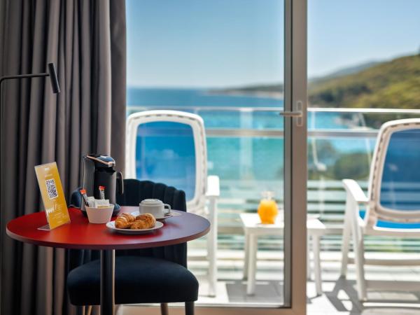 Hotel Mimosa Lido Palace - Maslinica Hotels & Resorts : photo 5 de la chambre chambre simple de luxe - vue sur mer