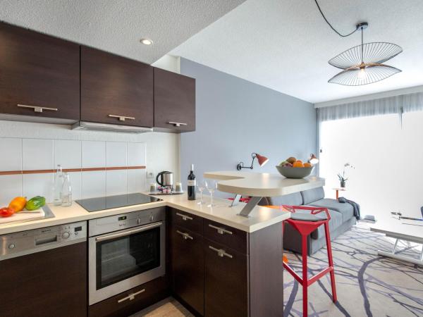 Mercure Cavaillon : photo 1 de la chambre appartement avec balcon et vue sur le jardin