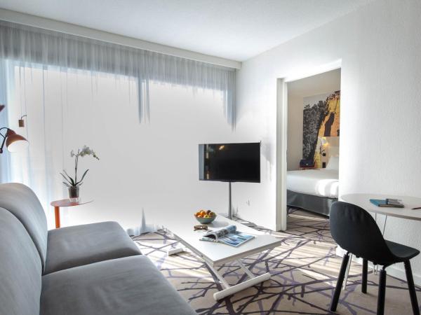 Mercure Cavaillon : photo 6 de la chambre appartement avec balcon et vue sur le jardin