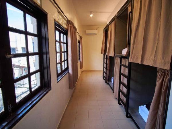 Some Place Else : photo 2 de la chambre lit simple dans dortoir pour femmes