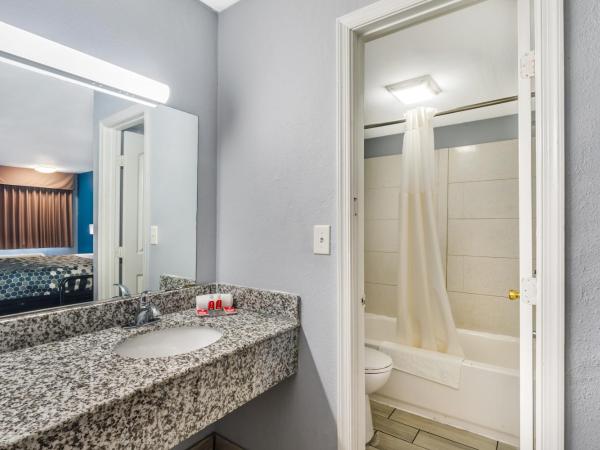 Econo Lodge Inn & Suites I-64 & US 13 : photo 9 de la chambre chambre lit king-size - non-fumeurs