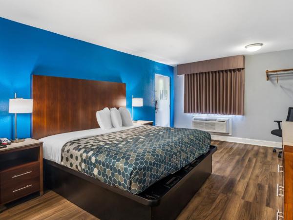 Econo Lodge Inn & Suites I-64 & US 13 : photo 2 de la chambre chambre lit king-size avec jacuzzi - fumeurs