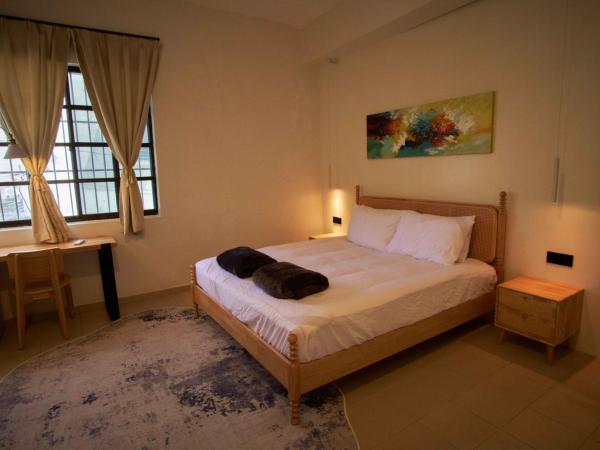 Some Place Else : photo 3 de la chambre chambre double avec salle de bains commune