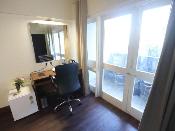 Sai Park Inn by UMRB - Mumbai Airport : photo 7 de la chambre suite familiale avec balcon