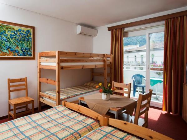 Hotel Dischma - FREE BUS AND TRAIN TICKET : photo 2 de la chambre chambre quadruple avec balcon