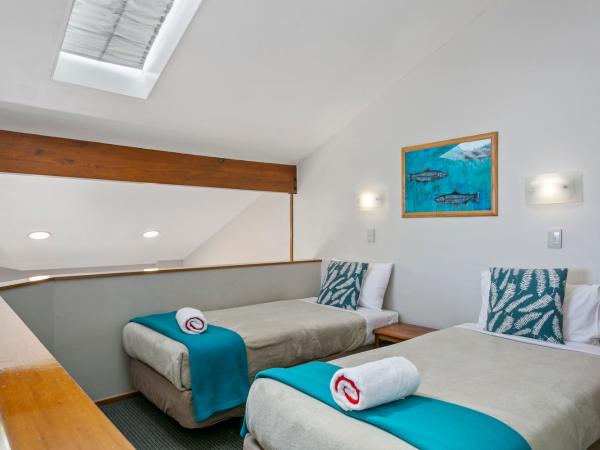 Cascades Lakefront Motel : photo 8 de la chambre hébergement côté lac