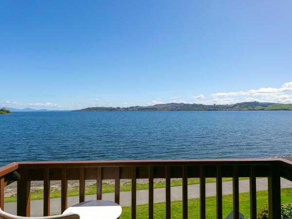 Cascades Lakefront Motel : photo 2 de la chambre hébergement côté lac