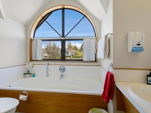 Cascades Lakefront Motel : photo 9 de la chambre hébergement familial - vue sur lac