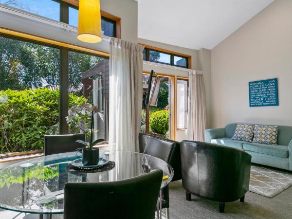 Cascades Lakefront Motel : photo 10 de la chambre hébergement familial - vue sur lac