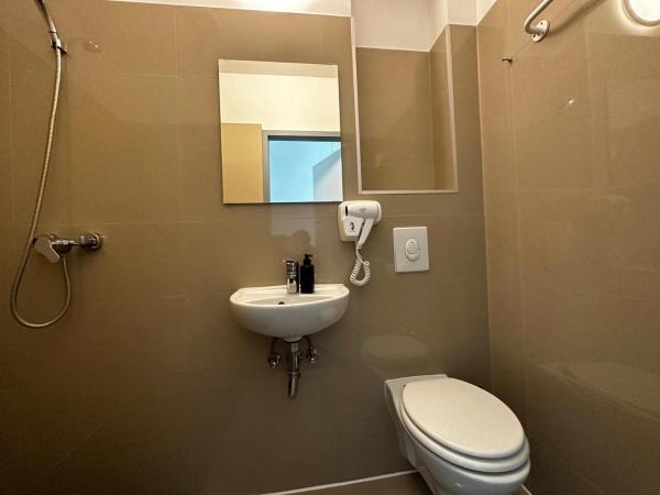 Ootel.com : photo 6 de la chambre lit dans dortoir pour hommes