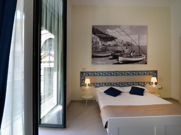 Santi e Saraceni Rooms : photo 10 de la chambre chambre triple avec balcon