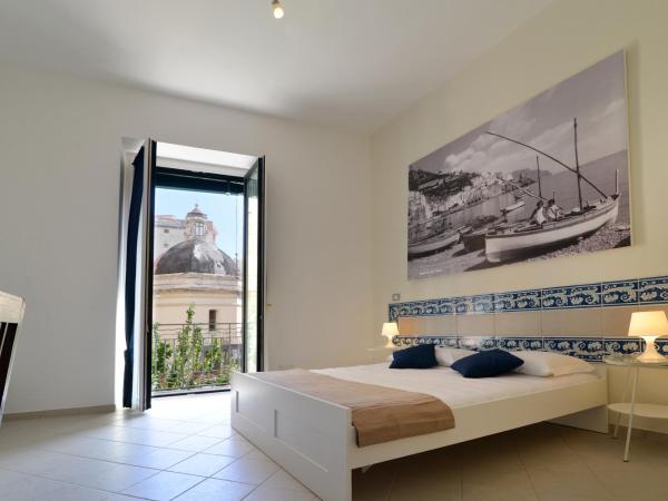 Santi e Saraceni Rooms : photo 1 de la chambre chambre triple avec balcon