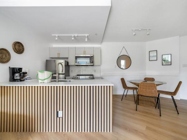 a fully renovated condo near village centre with MT view and close to lift in Cascade lodge : photo 3 de la chambre appartement 1 chambre avec balcon et vue sur les montagnes