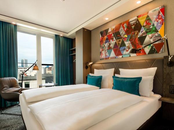 Motel One Frankfurt-Römer : photo 8 de la chambre chambre lit queen-size 