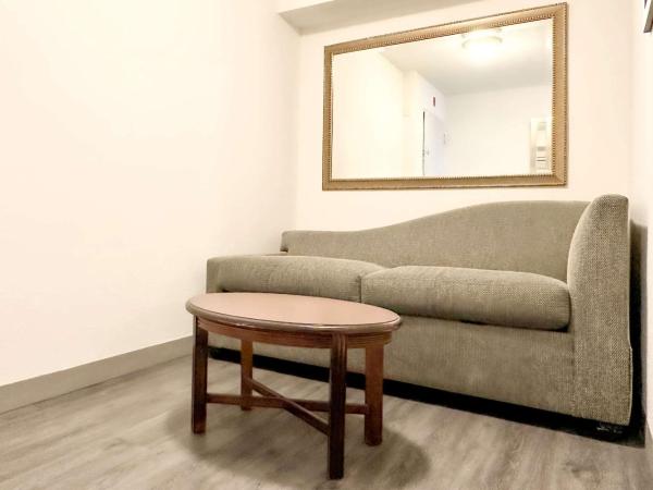 Comfort Inn & Suites Kissimmee by the Parks : photo 3 de la chambre chambre de luxe avec 2 lits queen-size et canapé-lit