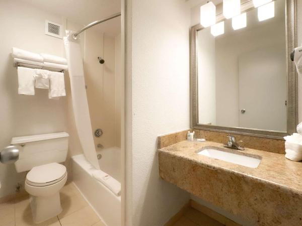 Comfort Inn & Suites Kissimmee by the Parks : photo 5 de la chambre chambre de luxe avec 2 lits queen-size et canapé-lit