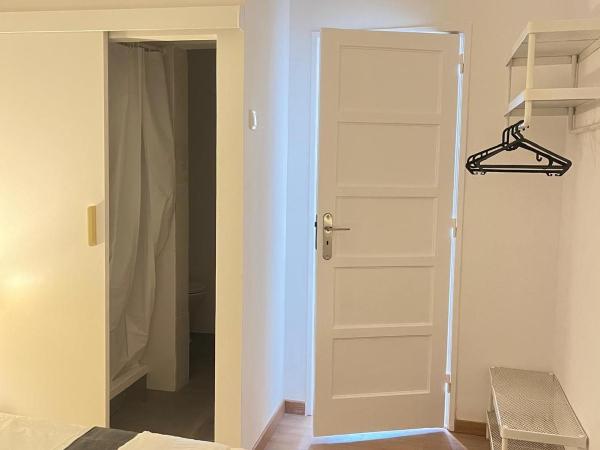 Alvalade II Airport Guest House : photo 3 de la chambre chambre double avec salle de bains privative