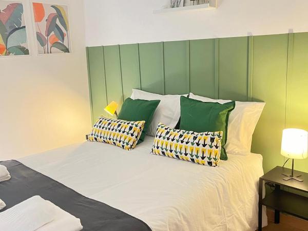 Alvalade II Airport Guest House : photo 4 de la chambre chambre double avec salle de bains privative